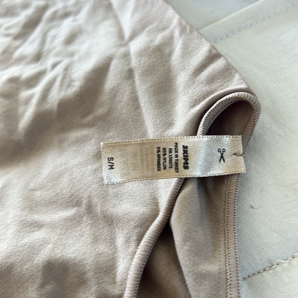 Skims Essential Mock Neck Long Sleeve Bodysuit - Picture 8 of 8